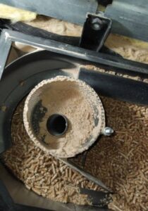 Nettoyage vis sans fin sur chaudière à granulés HERZ à Lagardelle (31)